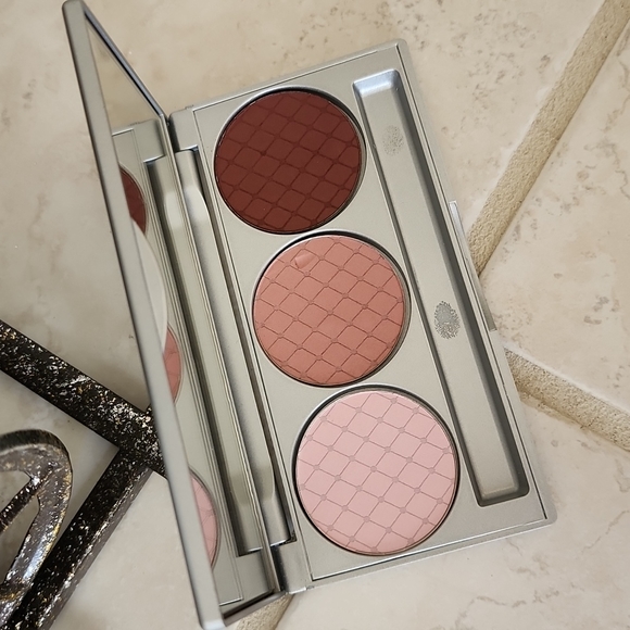 🩷💕 VICTORIA'S SECRET SILK WEAR EYE COLOR LUMINOUS POWDER PALETTE 💕🩷